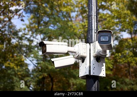 Caméras de vidéosurveillance de rue sur le poteau. Caméras multifonctions - radars pour surveiller les rues et les routes de la ville. Protection de la ville. sécurité. Ville intelligente. Banque D'Images