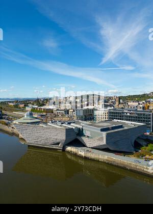 Vue aérienne depuis le drone du musée V&A à Dundee sur River Tay, Écosse, Royaume-Uni Banque D'Images
