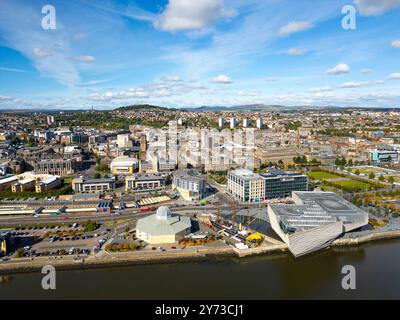 Vue aérienne depuis le drone de Discovery point et V&A Museum à Dundee sur River Tay, Écosse, Royaume-Uni Banque D'Images