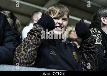 Eccles, Royaume-Uni. 27 septembre 2024. Les fans de Leigh avant le coup d'envoi lors du play-off de Betfred Super League Eliminator 1 Salford Red Devils v Leigh Leopards au Salford Community Stadium, Eccles, Royaume-Uni, le 27 septembre 2024 (photo par Mark Cosgrove/News images) à Eccles, Royaume-Uni le 27/09/2024. (Photo de Mark Cosgrove/News images/SIPA USA) crédit : SIPA USA/Alamy Live News Banque D'Images