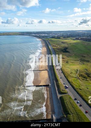 Vue aérienne depuis le drone de la promenade de la plage à Aberdeen, Aberdeenshire, Écosse, Royaume-Uni Banque D'Images