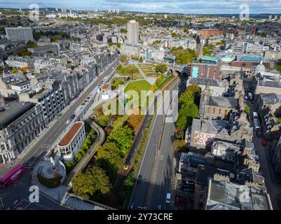 Vue aérienne depuis le drone du parc Union Terrace Gardens, à Aberdeen, Aberdeenshire, Écosse, Royaume-Uni Banque D'Images