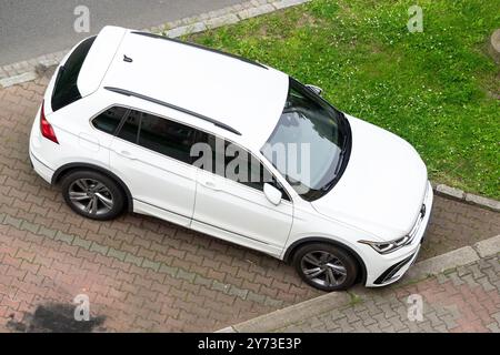 OSTRAVA, RÉPUBLIQUE TCHÈQUE - 14 JUIN 2024 : Volkswagen Tiguan AD SUV blanc garé dans la rue Banque D'Images