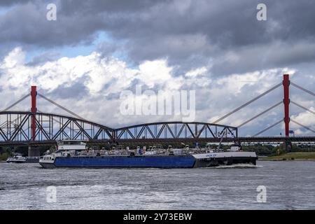 Le pont Beeckerwerth Rhin sur l'autoroute A42, devant le pont ferroviaire Haus-Knipp, cargo sur le Rhin près de Duisburg, Rhénanie-du-Nord-nous Banque D'Images