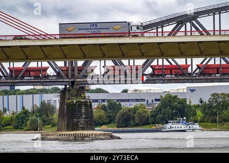 Le pont Beeckerwerth Rhin de l'autoroute A42, trafic de camions, devant le pont ferroviaire Haus-Knipp, train de marchandises, cargo sur le Rhin n Banque D'Images