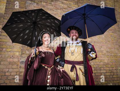 Londres, Royaume-Uni. 27 septembre 2024. Réinventeurs de personnages historiques tels qu'Anne Boleyn et Henry VIII dans la nouvelle école Soane de l'hôpital royal de Chelsea après une rénovation majeure. Le Festival d'histoire de Chelsea revient sur la route historique de l'Hôpital Royal pour sa sixième année, à partir de 25-29 sept. C'est une célébration de l'histoire et du patrimoine dans trois lieux : le Musée national de l'Armée, l'Hôpital Royal de Chelsea et le jardin de physique de Chelsea. Crédit : Imageplotter/Alamy Live News Banque D'Images