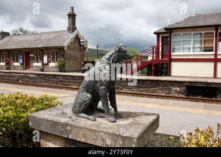 Ruswarp la sculpture en bronze de chien fidèle se trouve sur la plate-forme de la gare de Garsdale, Sedbergh, Westmorland & Furness district, Yorkshire Dales, Cumbria Banque D'Images