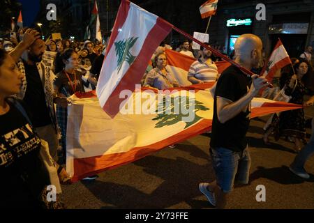 Barcelone, Espagne. 27 septembre 2024. Manifestation en faveur de la Palestine et du Liban dans le centre de Barcelone. La manifestation s'inscrit dans le cadre de la grève générale appelée par les syndicats minoritaires et les groupes étudiants. Manifestación a favor de Palestina y el l&#xed;bano en el centro de Barcelona. La manifestación se enmarca dentro de la huelga general convocada por sindicatos minoritarios y agrupaciones de estudiantes. News, Politics, Barcelona Spain samedi 27 septembre 2024 (photo par Eric Renom/LaPresse) crédit : LaPresse/Alamy Live News Banque D'Images