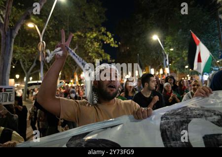 Barcelone, Espagne. 27 septembre 2024. Manifestation en faveur de la Palestine et du Liban dans le centre de Barcelone. La manifestation s'inscrit dans le cadre de la grève générale appelée par les syndicats minoritaires et les groupes étudiants. Manifestación a favor de Palestina y el l&#xed;bano en el centro de Barcelona. La manifestación se enmarca dentro de la huelga general convocada por sindicatos minoritarios y agrupaciones de estudiantes. News, Politics, Barcelona Spain samedi 27 septembre 2024 (photo par Eric Renom/LaPresse) crédit : LaPresse/Alamy Live News Banque D'Images