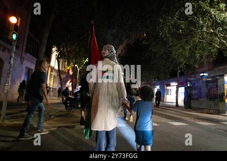 Barcelone, Espagne. 27 septembre 2024. Manifestation en faveur de la Palestine et du Liban dans le centre de Barcelone. La manifestation s'inscrit dans le cadre de la grève générale appelée par les syndicats minoritaires et les groupes étudiants. Manifestación a favor de Palestina y el l&#xed;bano en el centro de Barcelona. La manifestación se enmarca dentro de la huelga general convocada por sindicatos minoritarios y agrupaciones de estudiantes. News, Politics, Barcelona Spain samedi 27 septembre 2024 (photo par Eric Renom/LaPresse) crédit : LaPresse/Alamy Live News Banque D'Images