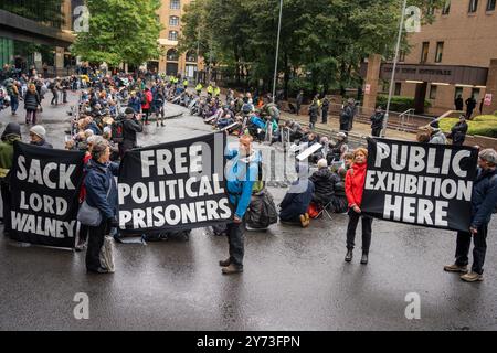 Londres, Royaume-Uni. 27 septembre 2024. Les militants tiennent des banderoles exprimant leur opinion pendant la manifestation. Libérer les prisonniers politiques protester action devant la Cour de la Couronne de Southwark en DÉFENDANT NOS JURYS et EN ARRÊTANT LES militants PÉTROLIERS. Crédit : SOPA images Limited/Alamy Live News Banque D'Images