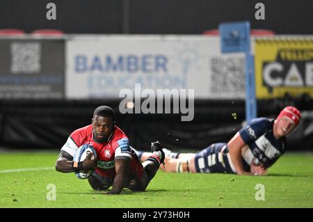 Ashton Gate, Bristol, Royaume-Uni. 27 septembre 2024. Gallagher Premiership Rugby, Bristol Bears versus Gloucester ; Christian Wade de Gloucester marque un essai sous la pression de James Dun de Bristol Bears à la 8e minute pour 7-5 crédit : action plus Sports/Alamy Live News Banque D'Images