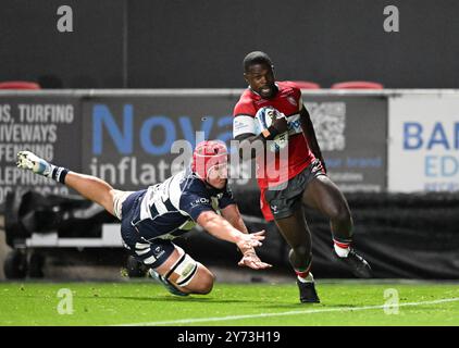 Ashton Gate, Bristol, Royaume-Uni. 27 septembre 2024. Gallagher Premiership Rugby, Bristol Bears versus Gloucester ; Christian Wade de Gloucester marque un essai sous la pression de James Dun de Bristol Bears à la 8e minute pour 7-5 crédit : action plus Sports/Alamy Live News Banque D'Images