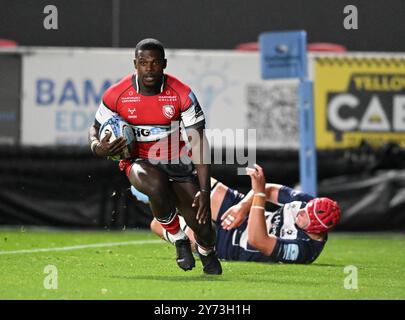 Ashton Gate, Bristol, Royaume-Uni. 27 septembre 2024. Gallagher Premiership Rugby, Bristol Bears versus Gloucester ; Christian Wade de Gloucester marque un essai sous la pression de James Dun de Bristol Bears à la 8e minute pour 7-5 crédit : action plus Sports/Alamy Live News Banque D'Images