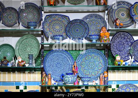 Vente de plats traditionnels en céramique ouzbek et de souvenirs dans la boutique du centre touristique Silk Road Samarkand ville éternelle Banque D'Images