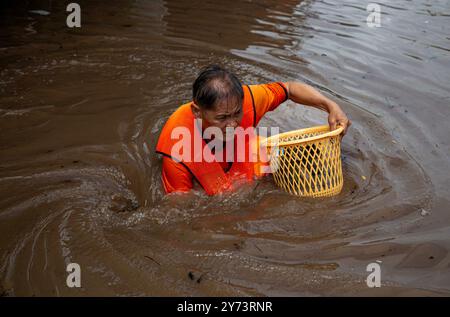 Le travailleur routier nettoie les débris d’un drain après des crues soudaines causées par des précipitations continues à Chang Khian, Chiang mai, Thaïlande. Les inondations à Chiang mai ont été causées par des précipitations continues, magasin d'électronique, ce qui a entraîné le ruissellement de Doi Suthep se jetant dans les zones de basse altitude. Les fortes pluies ont également provoqué le débordement de la rivière Ping à plusieurs endroits de la ville, endommageant des maisons et provoquant des embouteillages sur de nombreuses routes. Banque D'Images