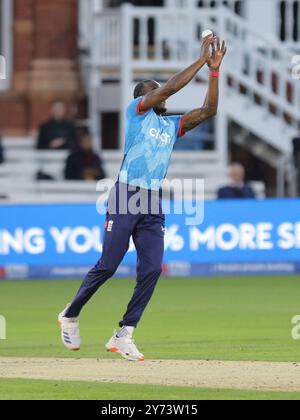 Londres, Royaume-Uni. 27 septembre 2024. Londres, Angleterre, septembre 27 2024 : Jofra Archer (22 Angleterre) laisse tomber une occasion attrapée et gâchée lors du quatrième match international Metro Bank One Day entre l'Angleterre et l'Australie au Lord's Cricket Ground à Londres, en Angleterre. (Jay Patel/SPP) crédit : photo de presse sportive SPP. /Alamy Live News Banque D'Images