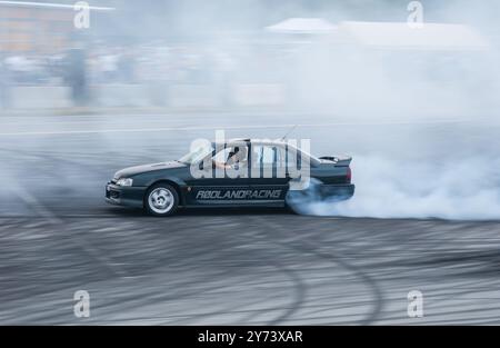 Kristiansand, Norvège - 20 août 2005 : Opel Omega 2000 fait un burnout. Banque D'Images