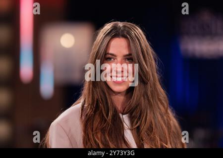 Cologne, Allemagne. 27 septembre 2024. Vanessa mai, chanteuse pop, se tient dans les studios WDR dans le quartier de Bocklemünd après le talk-show 'Kölner Treff'. Crédit : Rolf Vennenbernd/dpa/Alamy Live News Banque D'Images