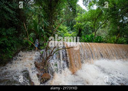 Chiang mai, Thaïlande. 27 septembre 2024. Un visiteur se tient près des crues éclair sur Doi Suthep après des précipitations continues. Les inondations à Chiang mai ont été causées par des précipitations continues, magasin d'électronique, ce qui a entraîné le ruissellement de Doi Suthep se jetant dans les zones de basse altitude. Les fortes pluies ont également provoqué le débordement de la rivière Ping à plusieurs endroits de la ville, endommageant des maisons et provoquant des embouteillages sur de nombreuses routes. (Photo de Pongmanat Tasiri/SOPA images/Sipa USA) crédit : Sipa USA/Alamy Live News Banque D'Images