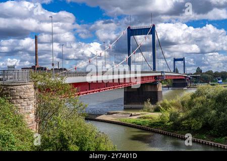 Die Friedrich-Ebert-Brücke über den Rhein zwischen, Ruhrort und Homberg, Duisburg, NRW, Allemagne, Friedrich-Ebert-Brücke *** Pont Friedrich Ebert sur le Rhin entre Ruhrort et Homberg, Duisburg, NRW, Allemagne, Pont Friedrich Ebert Banque D'Images