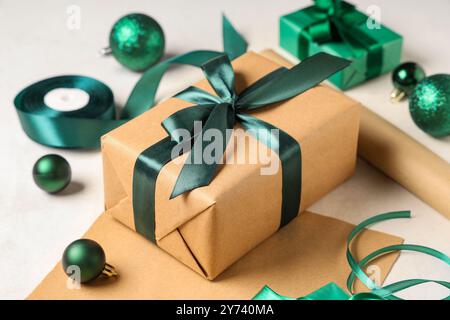 Boîtes cadeaux de Noël avec des matériaux d'emballage et des décorations sur fond blanc Banque D'Images