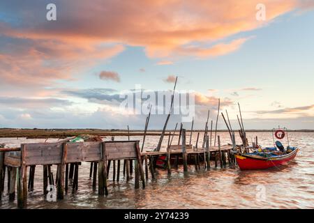 Coucher de soleil incroyable sur la palatiale de Carrasqueira, Alentejo, Portugal. Port de pêche artisanale en bois, avec bateaux traditionnels sur la rivière Sado. très bien Banque D'Images