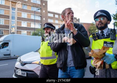 Londres, Royaume-Uni. 27 septembre 2024. Des militants pro-israéliens sont arrêtés par la police lors d'une manifestation hebdomadaire Palestine-Israël à Swiss Cottage. Les manifestations hebdomadaires ont lieu depuis plus d'un an, généralement avec une forte présence policière. Crédit : Velar Grant/Alamy Live News Banque D'Images