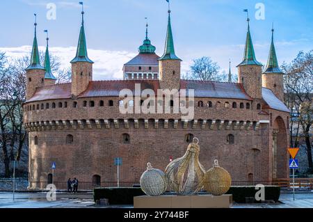 CRACOVIE, POLOGNE - 21 DÉCEMBRE 2023 : marche dans la vieille ville de Cracovie, Pologne le 21 décembre 2023 Banque D'Images