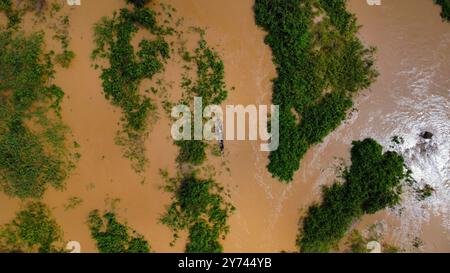 Pêcheurs sur le fleuve boueux du Mékong, qui a inondé ses îles au Cambodge, vu d'en haut Banque D'Images