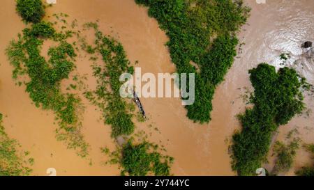 Pêcheurs sur le fleuve boueux du Mékong, qui a inondé ses îles au Cambodge, vu d'en haut Banque D'Images