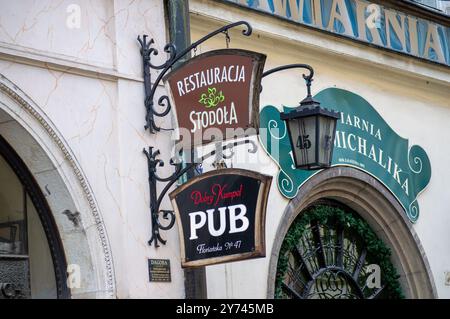 CRACOVIE, POLOGNE - 21 DÉCEMBRE 2023 : marche dans la vieille ville de Cracovie, Pologne le 21 décembre 2023 Banque D'Images