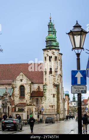 CRACOVIE, POLOGNE - 21 DÉCEMBRE 2023 : marche dans la vieille ville de Cracovie, Pologne le 21 décembre 2023 Banque D'Images