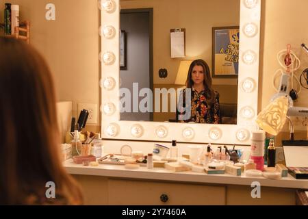 Femme de l'heure (2023) réalisé par Anna Kendrick et mettant en vedette Anna Kendrick, Tony Hale et Jedidiah Goodacre. Rodney Alcala était un tueur au milieu d'une frénésie meurtrière quand il a participé effrontément, et a remporté un rendez-vous sur, le populaire jeu télévisé 'The Dating Game'. Photographie publicitaire ***USAGE ÉDITORIAL SEULEMENT***. Crédit : BFA / Leah Gallo / vertical Banque D'Images