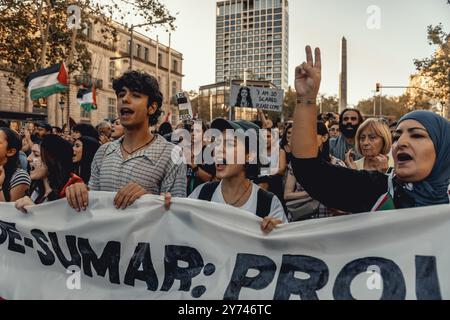 Barcelone, Espagne. 27 septembre 2024. Les manifestants crient des slogans pour protester contre les attaques israéliennes en cours contre la bande de Gaza, qui ont fait d'innombrables victimes civiles. Les frappes israéliennes ont commencé en réponse à une attaque le 7 octobre 2023 par l'organisation islamiste Hamas. Crédit : Matthias Oesterle/Alamy Live News Banque D'Images