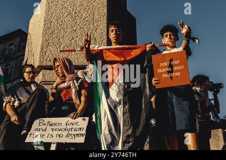 Barcelone, Espagne. 27 septembre 2024. Les manifestants crient des slogans pour protester contre les attaques israéliennes en cours contre la bande de Gaza, qui ont fait d'innombrables victimes civiles. Les frappes israéliennes ont commencé en réponse à une attaque le 7 octobre 2023 par l'organisation islamiste Hamas. Crédit : Matthias Oesterle/Alamy Live News Banque D'Images