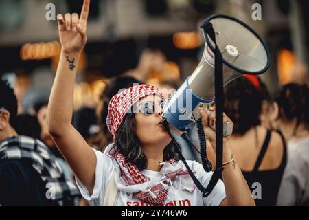 Barcelone, Espagne. 27 septembre 2024. Les manifestants crient des slogans pour protester contre les attaques israéliennes en cours contre la bande de Gaza, qui ont fait d'innombrables victimes civiles. Les frappes israéliennes ont commencé en réponse à une attaque le 7 octobre 2023 par l'organisation islamiste Hamas. Crédit : Matthias Oesterle/Alamy Live News Banque D'Images