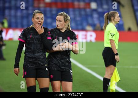 Johanna Rytting Kaneryd (Chelsea 19) et Erin Cuthbert (Chelsea 8) quittant le terrain pendant le match WSL entre Crystal Palace et Chelsea à Selhurst Park, Londres, Angleterre (Bettina Weissensteiner/SPP) crédit : SPP Sport Press photo. /Alamy Live News Banque D'Images