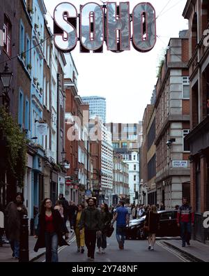 Londres, Angleterre, avril 30 2023 : vue sur la rue Carnaby Street avec un panneau Soho et les gens se promenant Banque D'Images