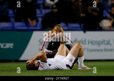 Birkenhead, Royaume-Uni. 27 septembre 2024. Josh Davison de Tranmere Rovers reçoit un traitement. EFL Skybet Football League Two match, Tranmere Rovers v Salford City à Prenton Park, Birkenhead, Wirral le vendredi 27 septembre 2024. Cette image ne peut être utilisée qu'à des fins éditoriales. Usage éditorial exclusif, .pic par Chris Stading/ crédit : Andrew Orchard sports Photography/Alamy Live News Banque D'Images