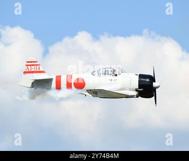 Un T-6 Texan qui a été modifié pour ressembler à un zéro japonais se produit avec Tora Tora Tora au Thunder Over Columbus 2024 le 21 septembre 2024, à la base aérienne de Columbus, Mississippi. Tora Tora Tora est une leçon d'histoire vivante, voyageant aux États-Unis pour enseigner comment le cours de l'histoire américaine a été changé le 7 décembre 1941. (Photo de l'US Air Force par Melissa Doublin) Banque D'Images