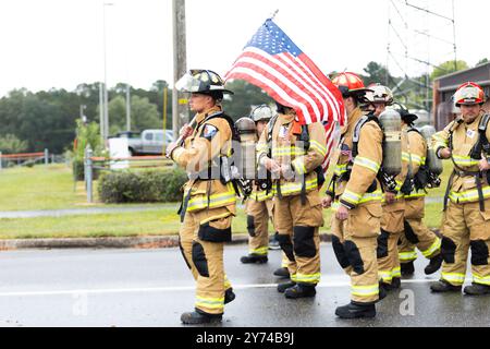 La Direction de la sécurité publique de Fort Novosel a effectué un hommage émouvant en 9/11 le mercredi 11 septembre à la caserne de pompiers 1. Après une brève cérémonie, les participants ont marché 2,33 miles pour honorer Stephen Siller, un pompier de New York, qui a donné sa vie en servant les autres le 11 septembre 2001. Banque D'Images