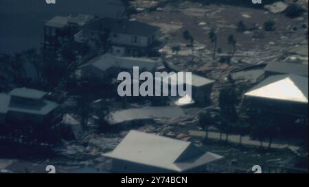 Un équipage d'avions d'application de la loi multirôle de la branche aérienne et maritime de Jacksonville évalue les dommages causés par l'ouragan Helene le long de la côte de Floride le 27 septembre 2024, quelques heures après l'atterrissage. Les photos prises entre Steinhatchee et Horseshoe Beach révèlent de graves dommages aux maisons. Photo du CBP avec l'aimable autorisation des opérations aériennes et maritimes. Banque D'Images