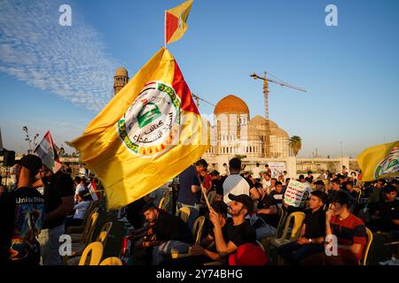 Mossoul, Irak. 27 septembre 2024. Un partisan de la faction armée Kataeb Sayyid al-Shuhada (membre des forces hachées al-Shaabi/PMF) tient un drapeau lors d'une manifestation de solidarité contre l'agression israélienne contre le Liban et la Palestine près de la Grande Mosquée de Mossoul dans la ville de Mossoul. Crédit : SOPA images Limited/Alamy Live News Banque D'Images