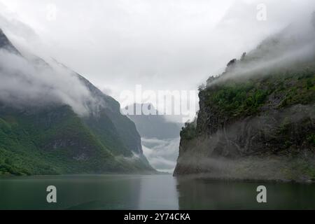 Vue sur l'Aurlandsfjord, un bras du Sognefjord (le plus grand fjord de toute la Norvège), Norvège. Banque D'Images