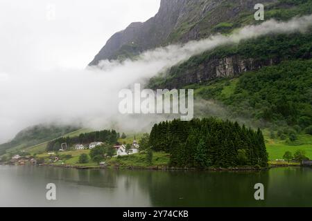 Vue sur l'Aurlandsfjord, un bras du Sognefjord (le plus grand fjord de toute la Norvège), Norvège. Banque D'Images