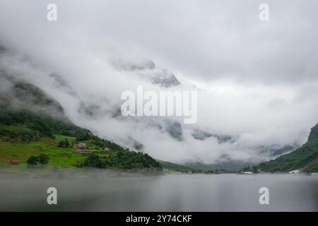 Vue sur l'Aurlandsfjord, un bras du Sognefjord (le plus grand fjord de toute la Norvège), Norvège. Banque D'Images