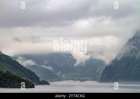 Vue sur l'Aurlandsfjord, un bras du Sognefjord (le plus grand fjord de toute la Norvège), Norvège. Banque D'Images