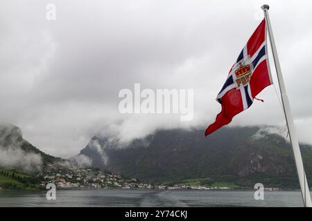 Vue sur l'Aurlandsfjord, un bras du Sognefjord (le plus grand fjord de toute la Norvège), Norvège. Banque D'Images