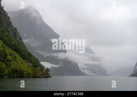 Vue sur l'Aurlandsfjord, un bras du Sognefjord (le plus grand fjord de toute la Norvège), Norvège. Banque D'Images